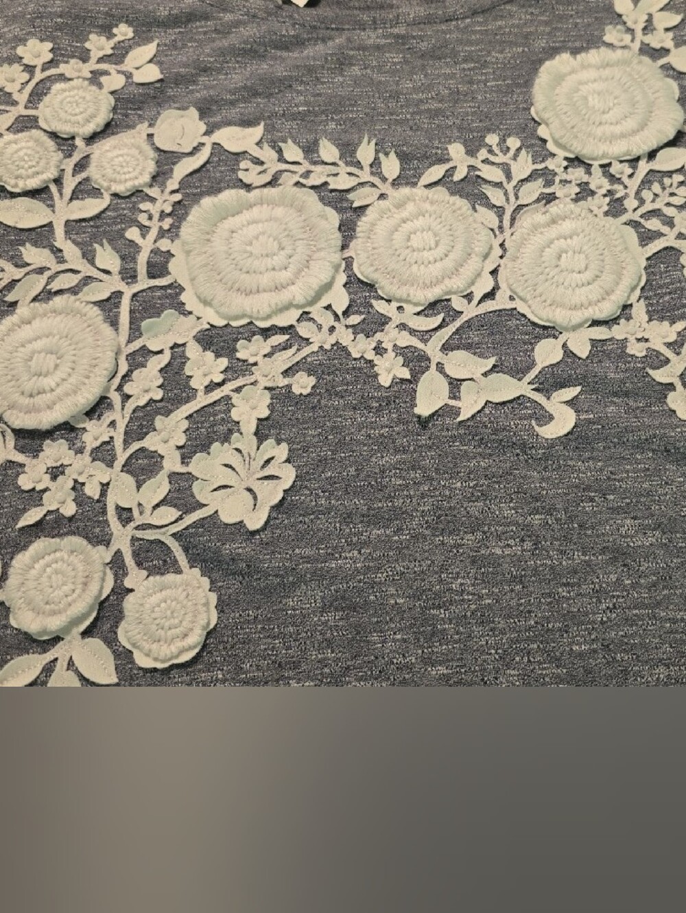 Westport Heather Blue/Gray Scoop Neck Tee with White Floral Applique 1X - Picture 6 of 6